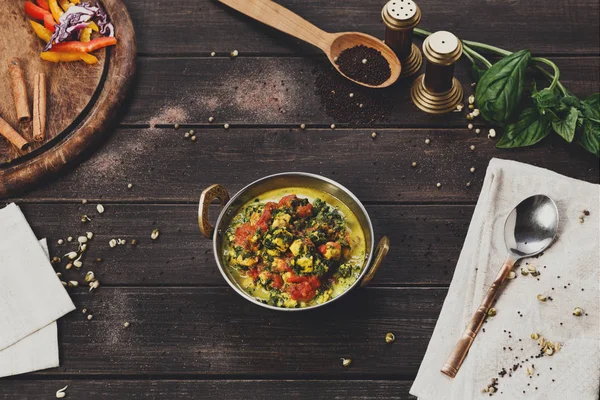 Vegan ve vejetaryen Hint Restoran yemek, baharatlı körili soya peyniri üzerinden