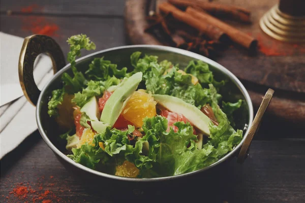 Vegano y vegetariano plato de restaurante indio, ensalada de verduras frescas —  Fotos de Stock