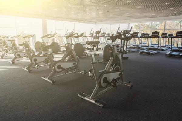 Modernt gym interiör med utrustning, fitness motionscyklar — Stockfoto