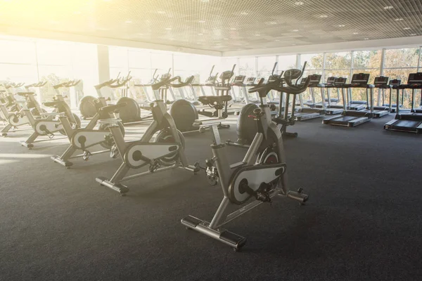 Interior moderno ginásio com equipamentos, bicicletas de exercício de fitness — Fotografia de Stock