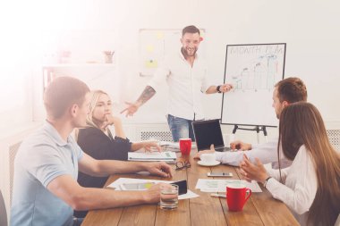 Proje sunumu. Genç hipsters işadamları ve kadınlar mo