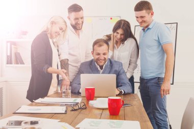 Mutlu iş insanlar takım ile birlikte office içinde laptop