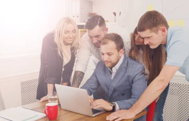 Mutlu iş insanlar takım birlikte office içinde laptop yakınındaki