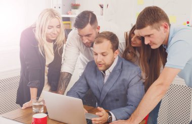 Mutlu iş insanlar takım birlikte office içinde laptop yakınındaki