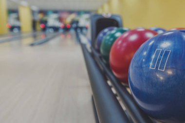 Bowling topları dönüş makine, sokak arka plan