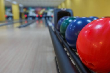 Bowling topları dönüş makine, sokak arka plan