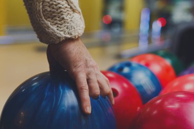 Bowling topu ve lane arka plan üzerinde ayakkabı