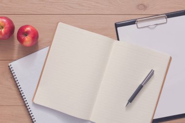 Ofis mobilyaları, ahşap arka plan üzerinde kavramı yazma