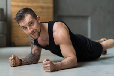 Genç adam fitness egzersiz, dirsek tahta