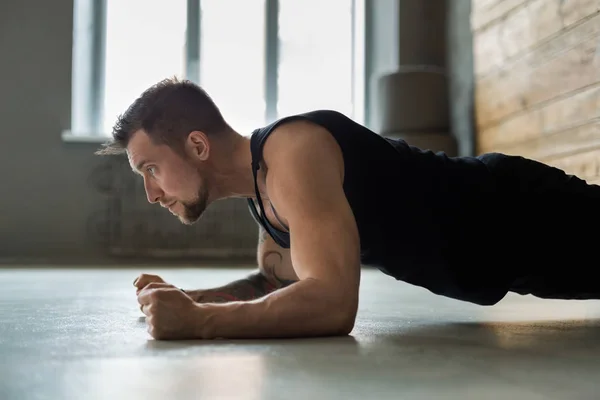 Young man fitness workout, elbow plank — Stock Photo, Image