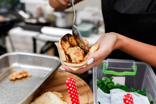 Utcai árust kezét így taco szabadban — Stock Fotó