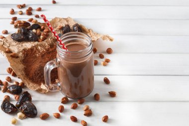Beyaz arka plan üzerinde doğal detoks çikolata smoothie maddeler