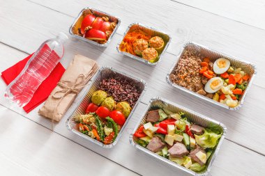 Sağlıklı gıda götürün kutularında, ahşap, üstten görünüm