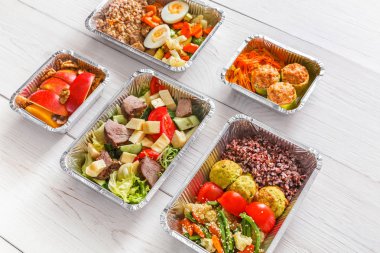 Sağlıklı gıda götürün kutularında, ahşap, üstten görünüm