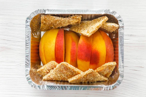 Aliments sains dans une boîte de papier d'aluminium, concept de régime. Dessert aux pommes — Photo