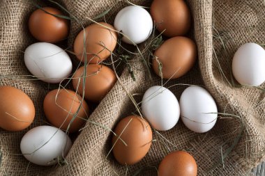 Taze tavuk kahverengi çuval, arka plan tarım organik yumurta