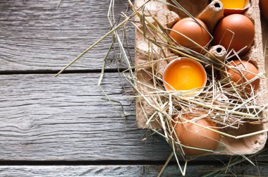 Karton rustik ahşap zemin üzerine taze tavuk kahverengi yumurta