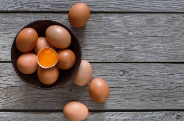 Kase ahşap arka plan üzerinde kahverengi ve beyaz organik yumurta