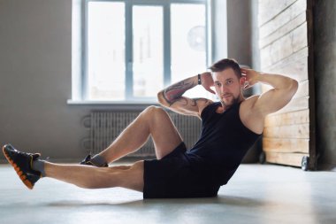 Çapraz egzersizi için abs fitness egzersiz genç adam