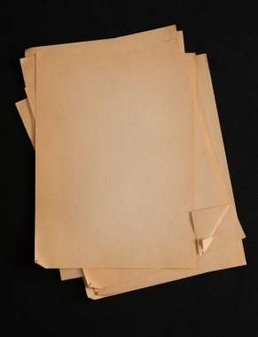 eski zanaat siyah arka plan üzerine izole sayfaları yığın kağıt