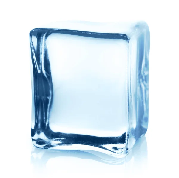 Прозрачный куб льда с отражением, изолированным на белом . — стоковое фото