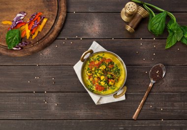 Vegan ve vejetaryen Hint Restoran yemek, baharatlı körili soya peyniri üzerinden