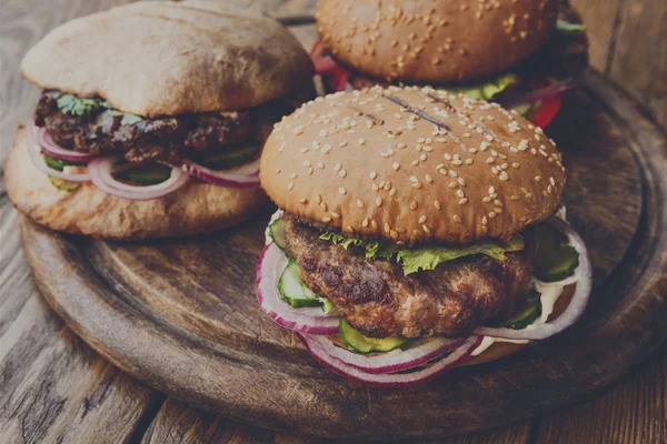 Κλασικά αμερικανικά burgers, Φαστ φουντ σε ξύλο φόντο — Φωτογραφία Αρχείου