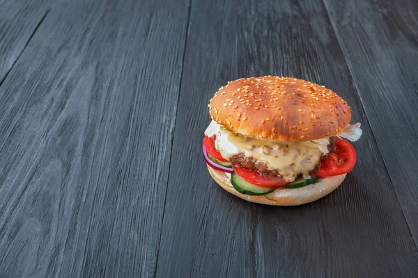 Hamburger appétissant dans un fast-food — Photo