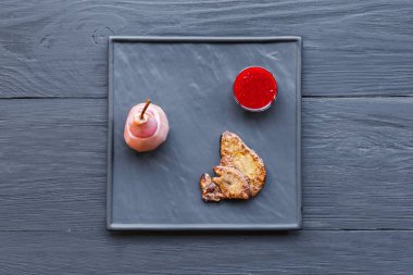 Kavrulmuş kaz karaciğer fois gras ile armut, Restoran gıda
