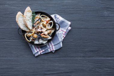 Deniz ürünleri yahnisi koyu ahşap arka plan, üstten görünüm, kopya alanı