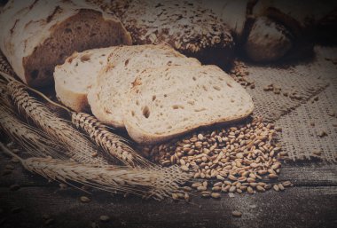 Fırın kavramı. Dilimlenmiş ekmek arka plan bol