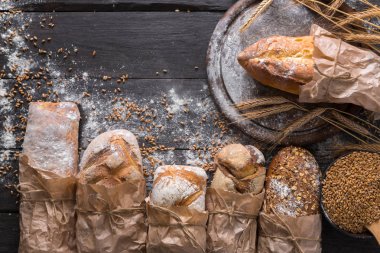 Ekmek fırın arka plan. Kahverengi ve beyaz buğday tahıl somun kompozisyon