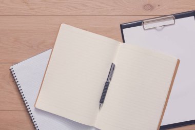 Not defteri ve kişisel günlük ya da kalem ile Organizatör