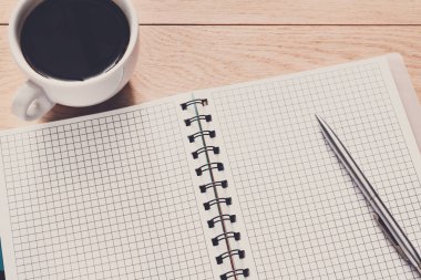 Ofis mobilyaları, ahşap arka plan üzerinde kavramı yazma