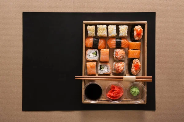 Set sushi maki en rollen in kartonnen doos van de levering — Stockfoto