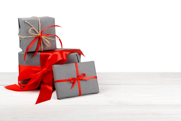 Κουτιά δώρων διακοπών Χριστουγέννων τυλιγμένο σε χαρτί που απομονώνονται σε λευκό — Φωτογραφία Αρχείου