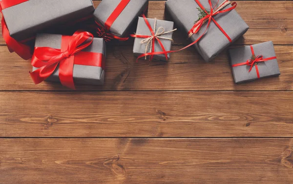 Geschenke in Geschenkboxen auf Holzrahmen Hintergrund — Stockfoto