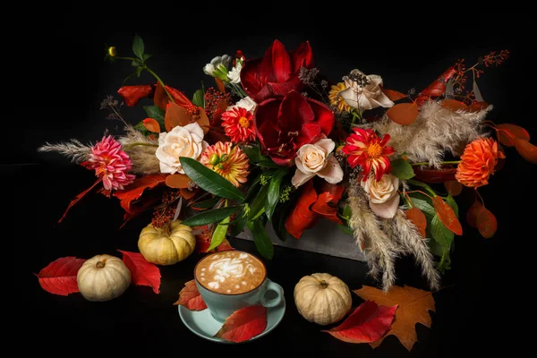 Cappuccino kaffe och blommor sammansättning på svart bakgrund — Stockfoto