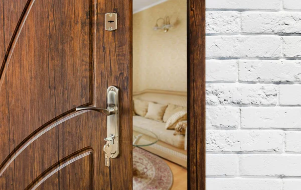 Напіввідкриті двері сучасної вітальні крупним планом . — стокове фото