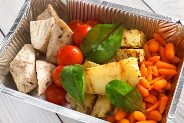 Sağlıklı gıda kutularında, diyet kavramı. Sebzeli buğulanmış Türkiye