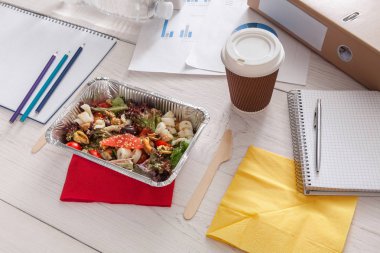 Sağlıklı bir iş öğle yemeği aperatif ofis, sebze salatası