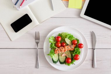 Sağlıklı bir iş öğle yemeği aperatif ofis, sebze salatası Üstten Görünüm