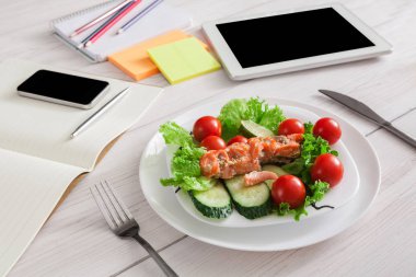 Sağlıklı bir iş öğle yemeği aperatif ofis, sebze ile Somon