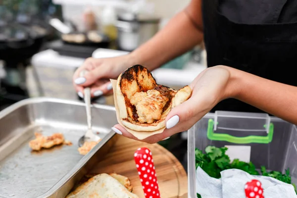 Street vendor mani fare taco all'aperto — Foto Stock