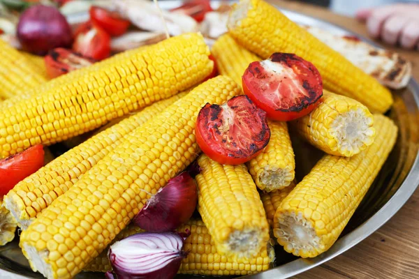 Mazorcas de maíz frescas cocinadas en parrilla barbacoa — Foto de Stock