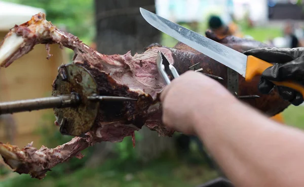Jagnięcina pieczona na rożnie, sprzęt do grillowania mięsa — Zdjęcie stockowe