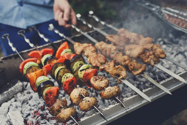 Kebab z kurczaka i wołowiny. Świeże mięso o grill, Grill — Zdjęcie stockowe