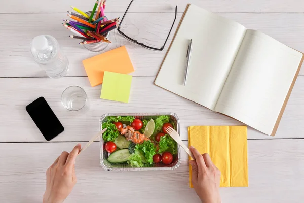健康商务午餐点心在办公室里，蔬菜沙拉顶视图 — 图库照片
