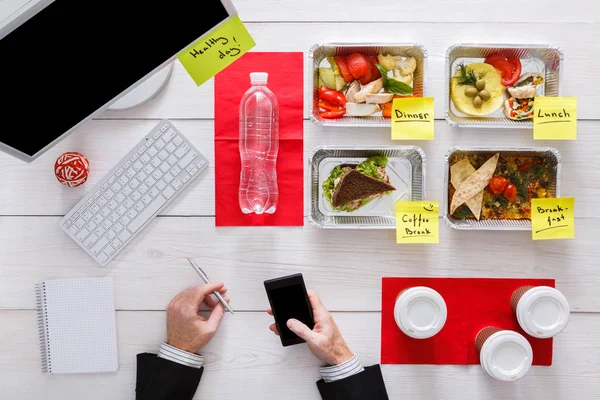 Egészséges napi étkezést, az irodában, asztal felülnézet. — Stock Fotó