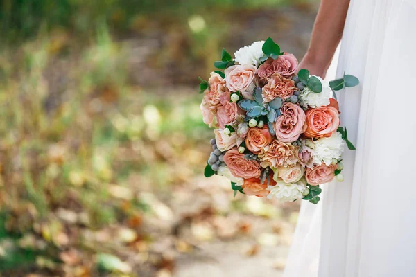 結婚式の花嫁の手を屋外の花束 — ストック写真